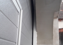 brama garażowa zamontowana w otworze łukowym