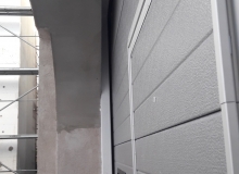 brama garażowa zamontowana w otworze łukowym