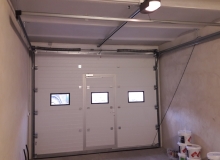 brama garażowa zamontowana w otworze łukowym