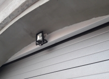 brama garażowa zamontowana w otworze łukowym