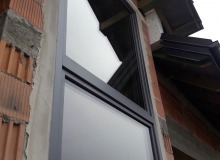 Pokaźna witryna osadzona na ciepłym termoparapecie