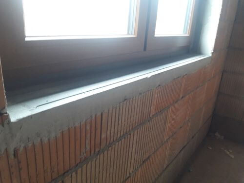 Zamontowane okno dostosowane do wysokości blatu kuchennego