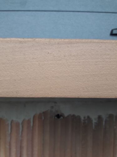 Montaż Okna z ciepłym parapetem przymocowanym mechanicznie za pomocą perforowanej szyny 