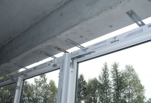 mechaniczne mocowanie okien